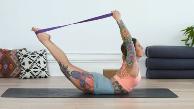 A Complete Guide on Vinyasa Yoga - Learn about Poses, Benefits & More